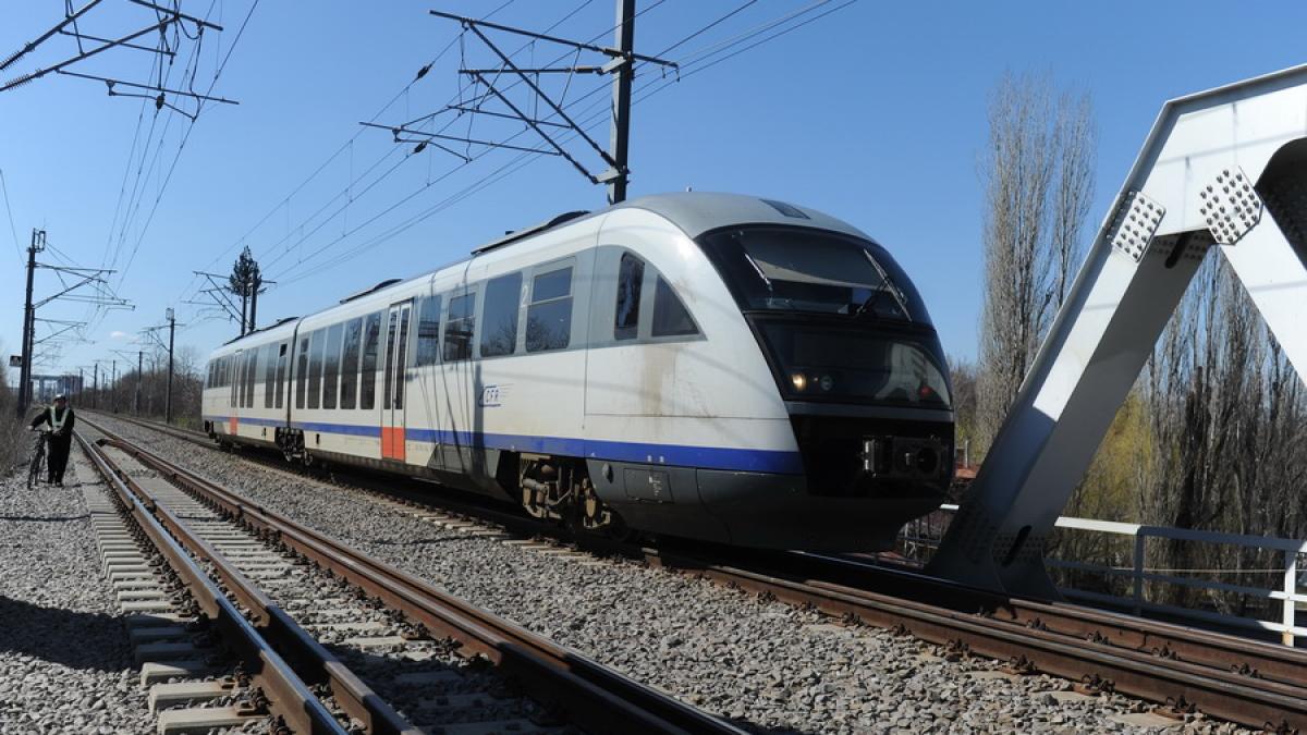 Întârzieri de peste o oră la trenurile care ajung în Bucureşti prin Craiova; cabluri de semnalizare tăiate şi furate