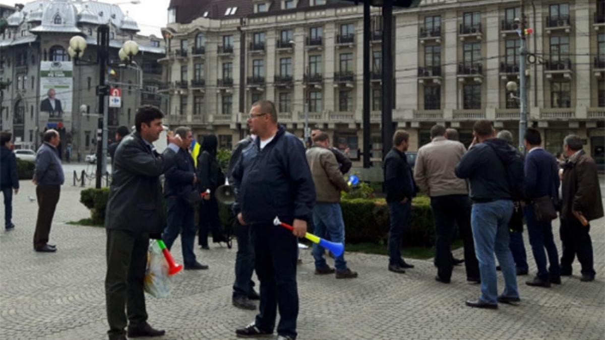 Prahova: Zeci de angajaţi ai Societăţii de Transport Public din Ploieşti protestează în centrul oraşului
