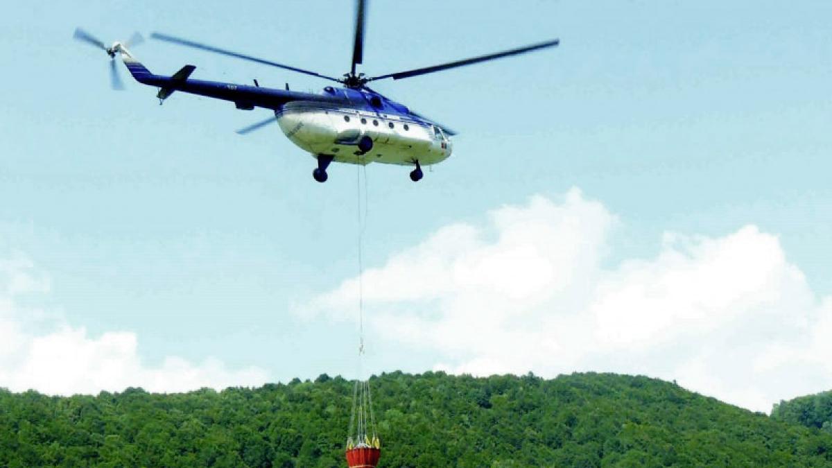 Incendiu în munții Apuseni. Un elicopter special dotat intervine în zona afectată