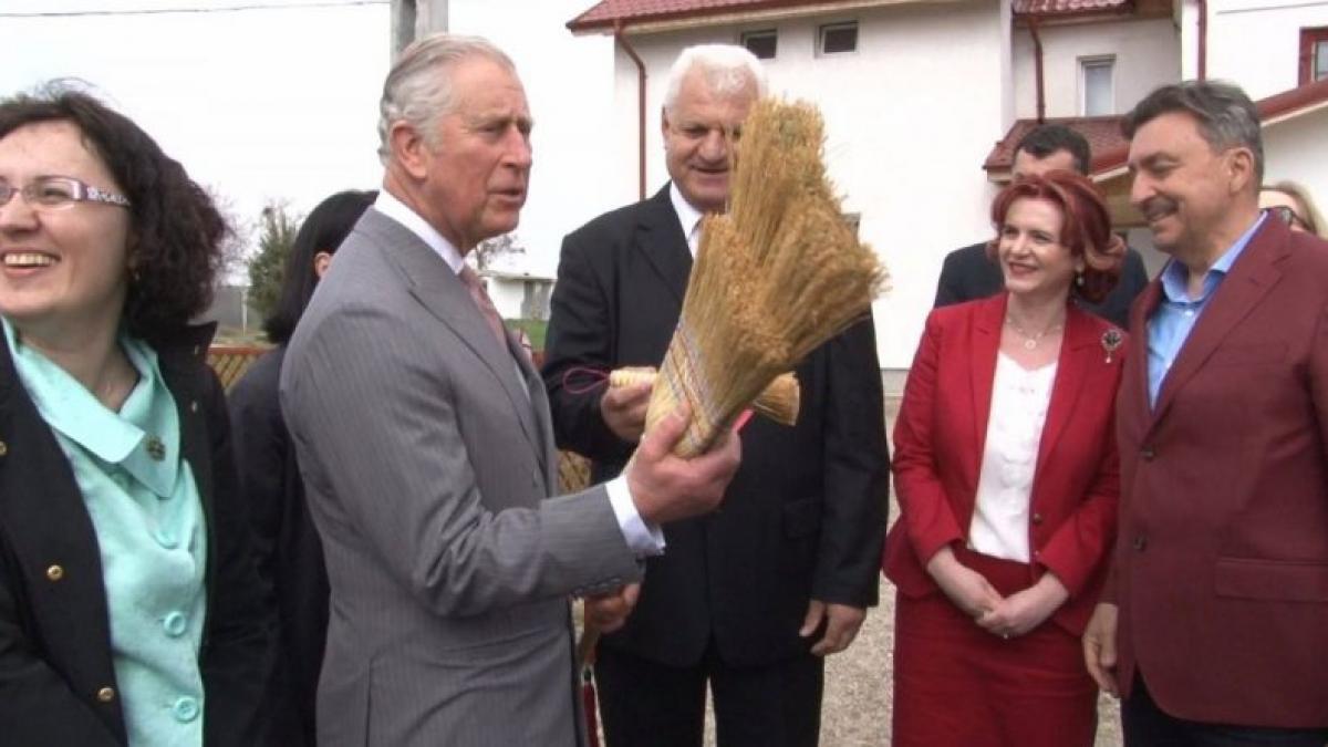Prinţul Charles în vizită la Vizureşti, a glumit, a vorbit în franceză şi a primit trei mături