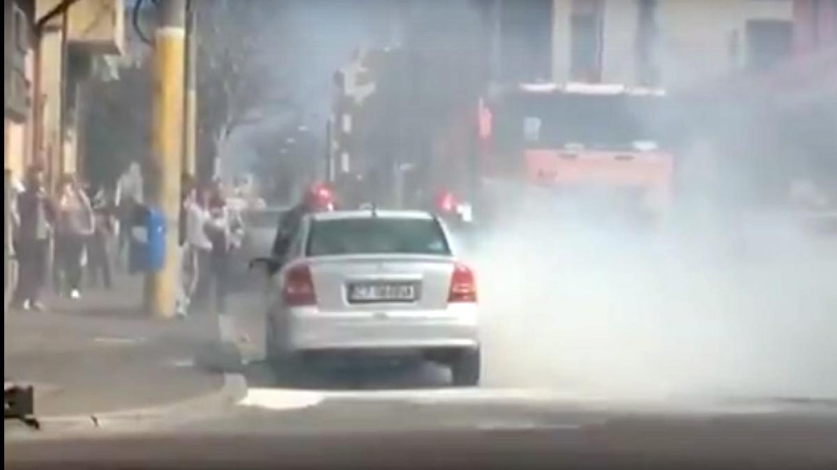 VIDEO - Incendiu în Constanța. O mașină a luat foc pe o stradă din oraș