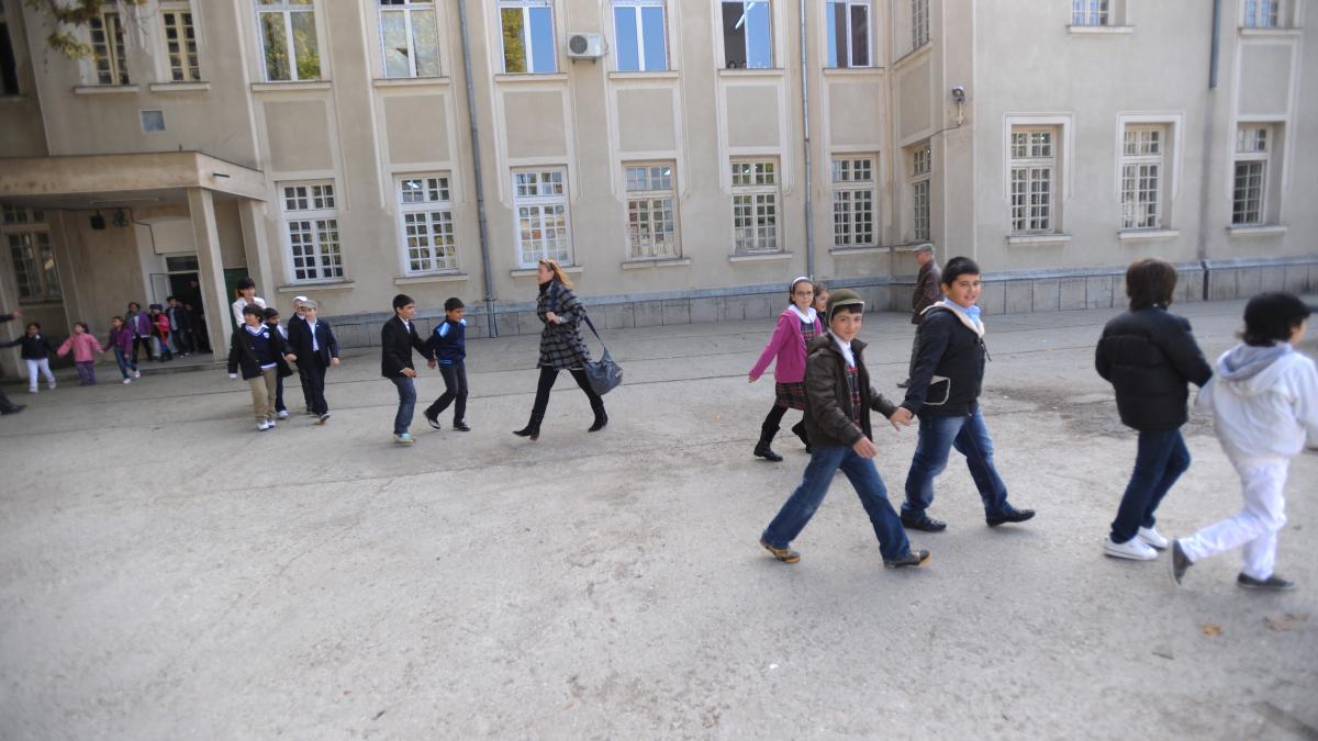 Modificări împortante a legii învățământului: masă gratuită pentru elevi și pensionare anticipată pentru profesori