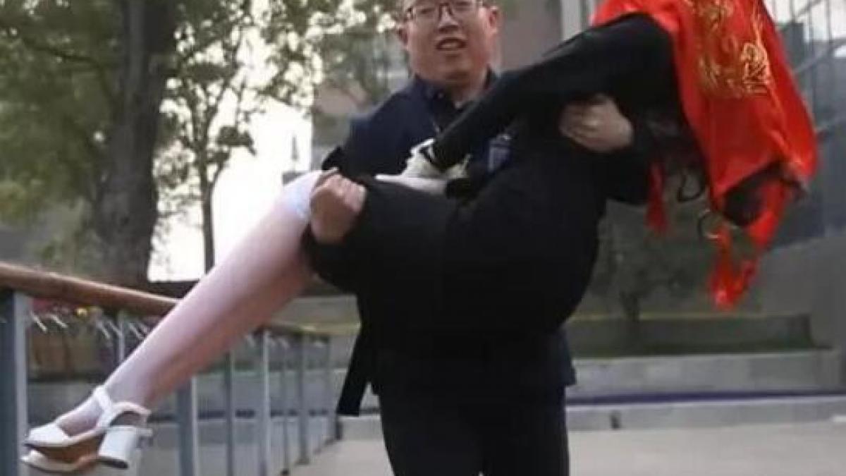 Un inginer chinez s-a căsătorit cu un...robot
