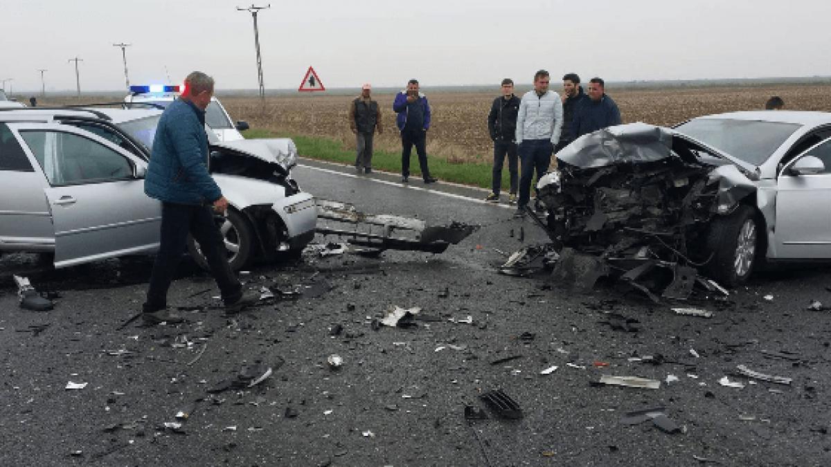 Accident grav pe DN 2D, două autoturisme s-au ciocnit frontal