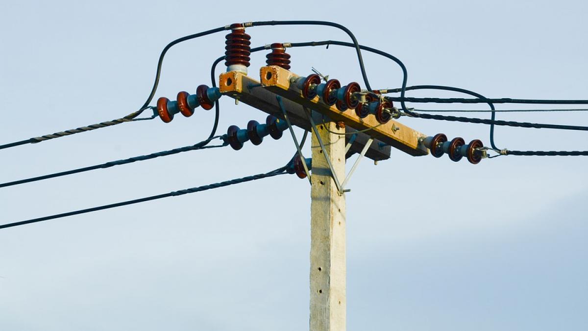 Vaslui: Fată de 12 ani, electrocutată în curtea locuinţei