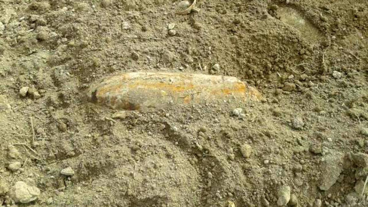 O bombă de 50 de kg, descoperită pe un câmp din județul Brașov