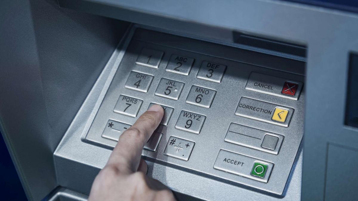 Se intampla in Romania. Au furat bancomatul cu 600.000 de lei