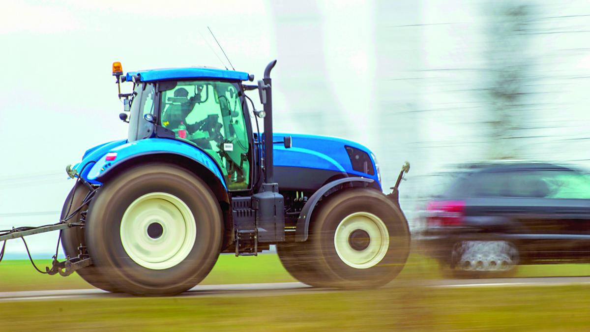 Tractoriştii, obligaţi să aibă carnet