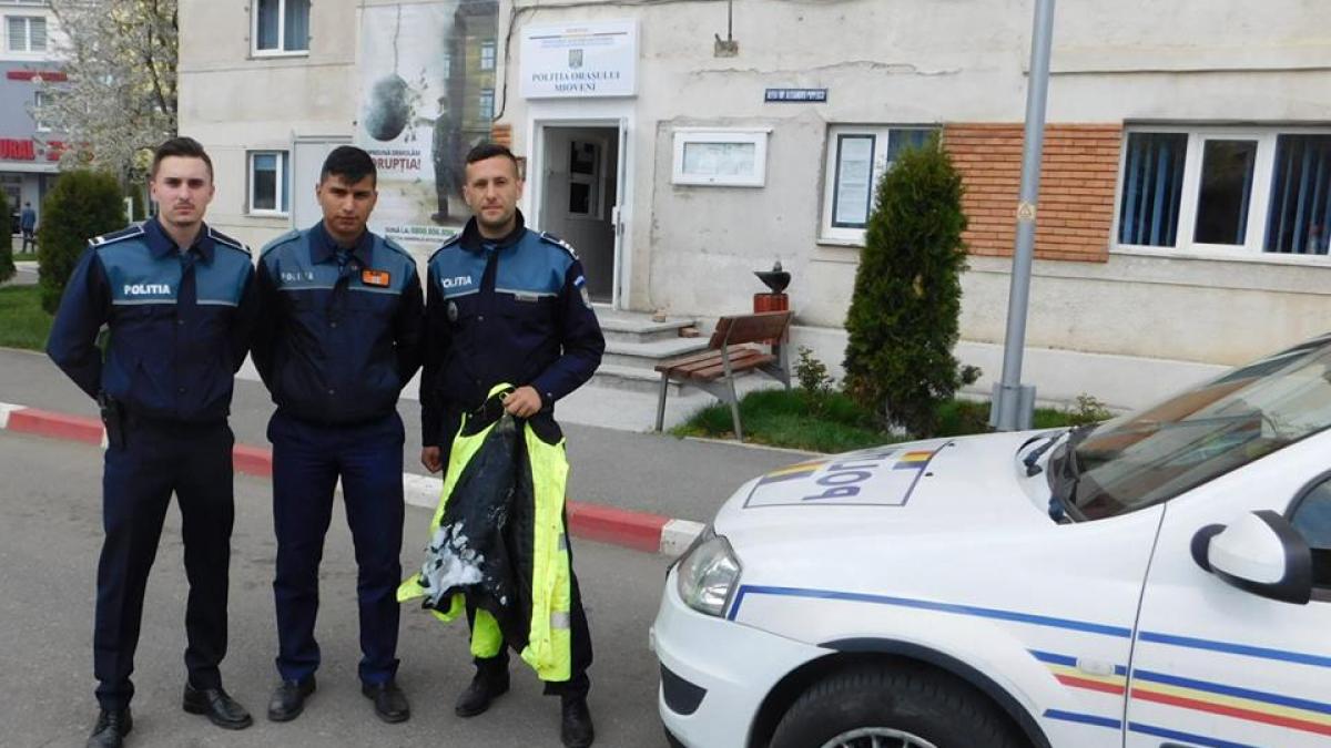 3 polițiști, declarați eroii zilei după ce au salvat un bărbat cuprins de flăcări