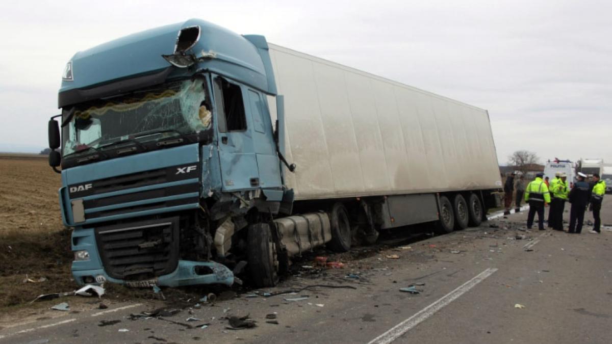 Un TIR a intrat în coliziune cu două mașini pe DN72