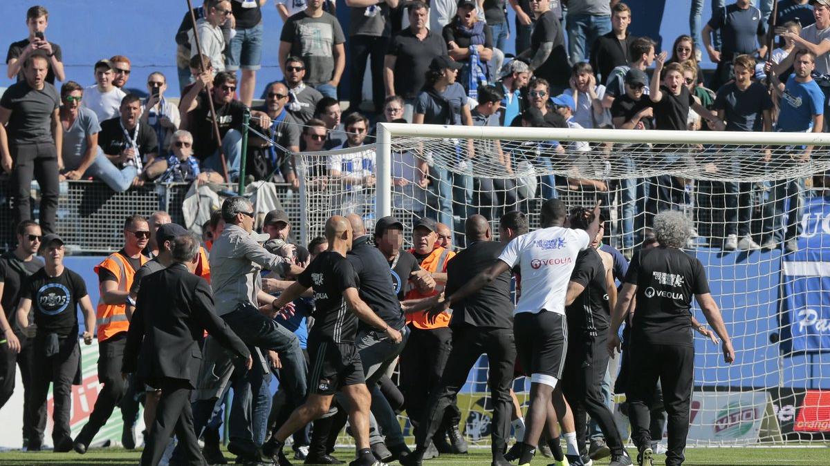 VIDEO - Violențe fără precedent în Liga 1 a Franței. Jucătorii Lyon, bătuți de suporteri, stewarzi și agenții de securitate