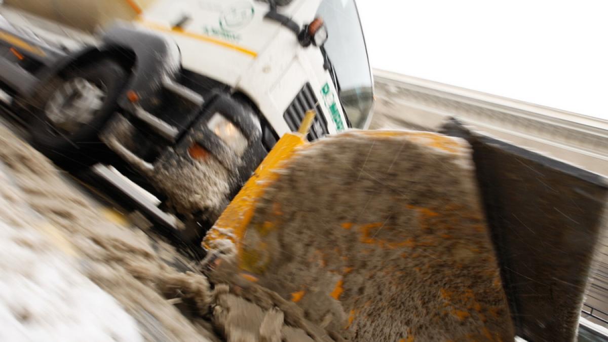 Pe DN 7A se intervine cu utilaje pentru îndepărtarea zăpezii de pe carosabil; turiştii sunt sfătuiţi să evite deplasările montane