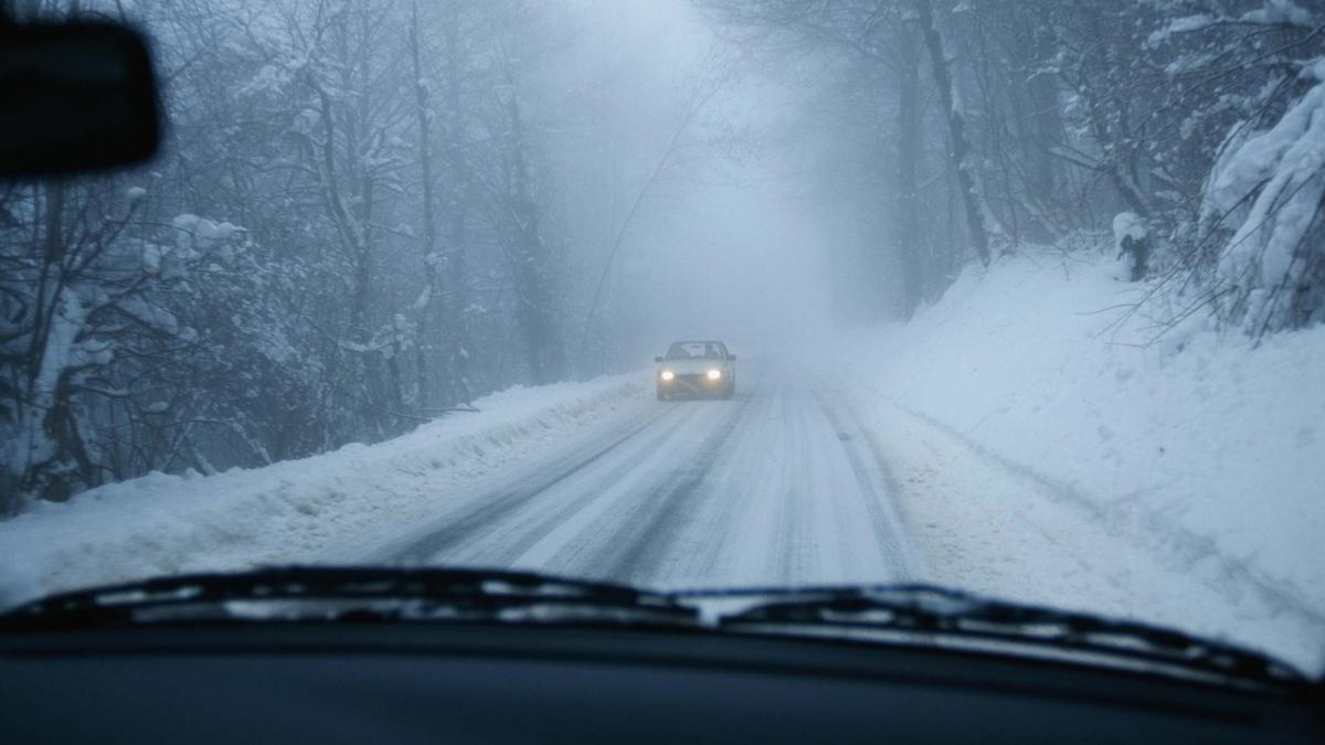 Avertizare pentru șoferi! Nu trebuie să circulați fără anvelope de iarnă. Circulația a fost restricționată pe drumurile afectate de ninsori