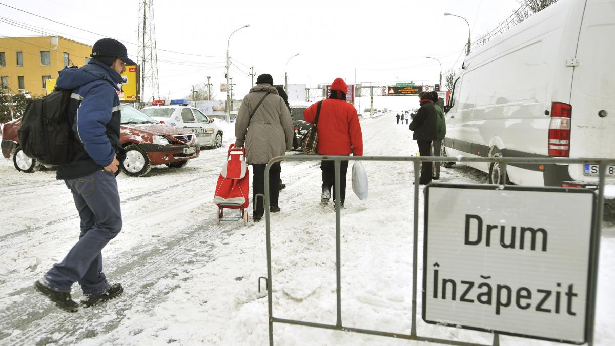 Galaţi: Trafic îngreunat din cauza zăpezii pe trei drumuri judeţeane