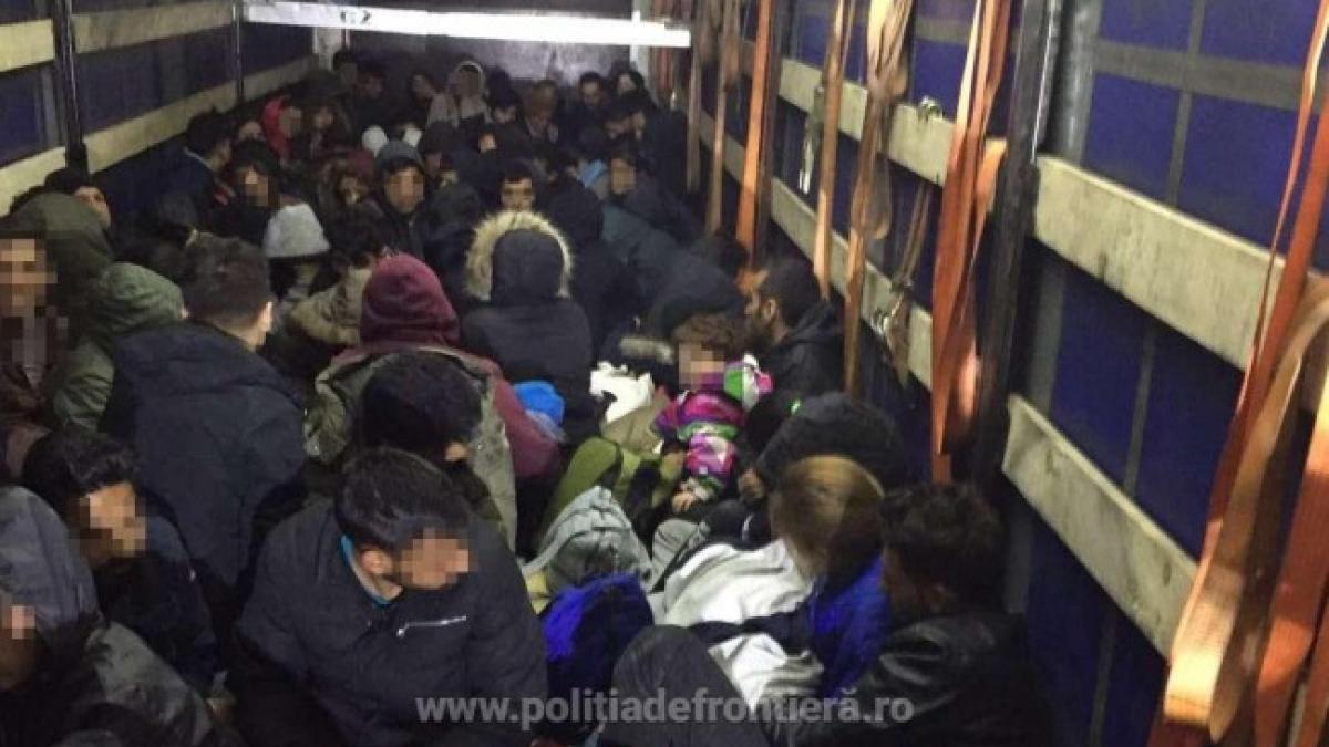 Cel mai mare grup de imigranți ilegali, descoperit într-un TIR la vama Nădlac