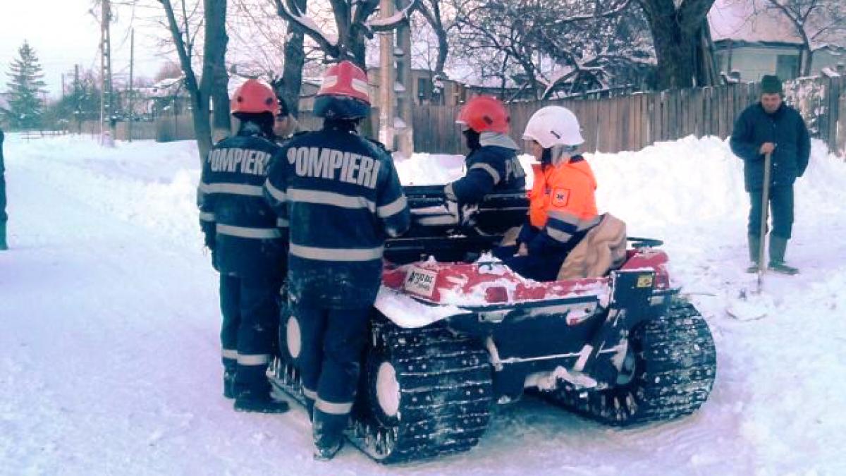 Nămeții de zăpadă au izolat un sat din Vrancea. Urgențele medicale, rezolvate cu șenilatele