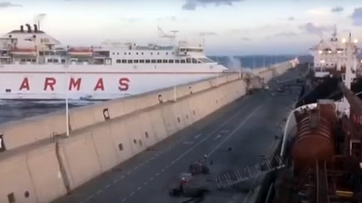 video 13 raniti dupa ce unferibot s a ciocnit de un dig in insulele canare