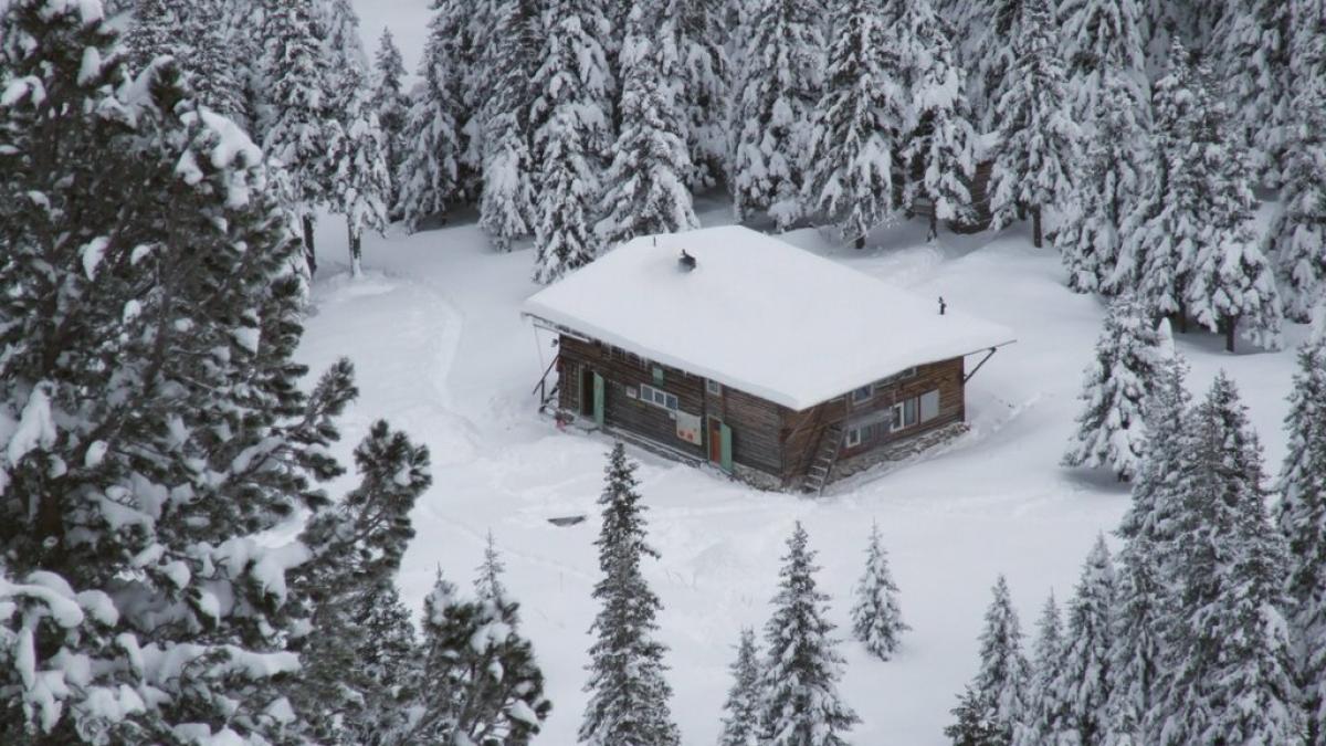 Echipele de salvatori au preluat trupurile victimelor avalanşei din Retezat şi au revenit la Refugiul Genţiana