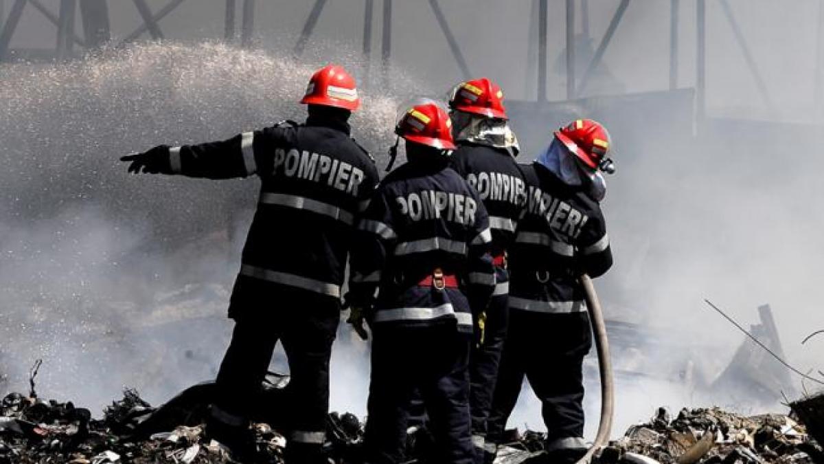 Explozie într-un bloc din Braşov; două persoane cu arsuri au fost transportate la spital