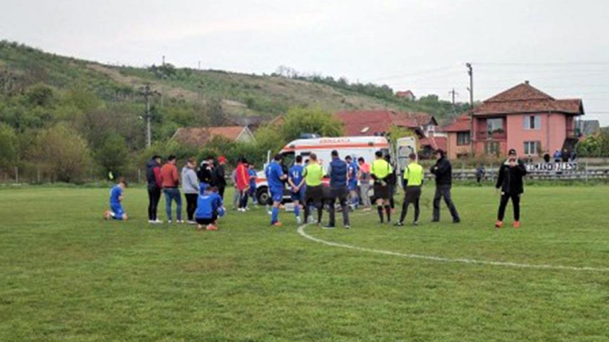 Momente dramatice în timpul unui meci din liga a IV-a. Un jucător s-a prăbușit fără suflare