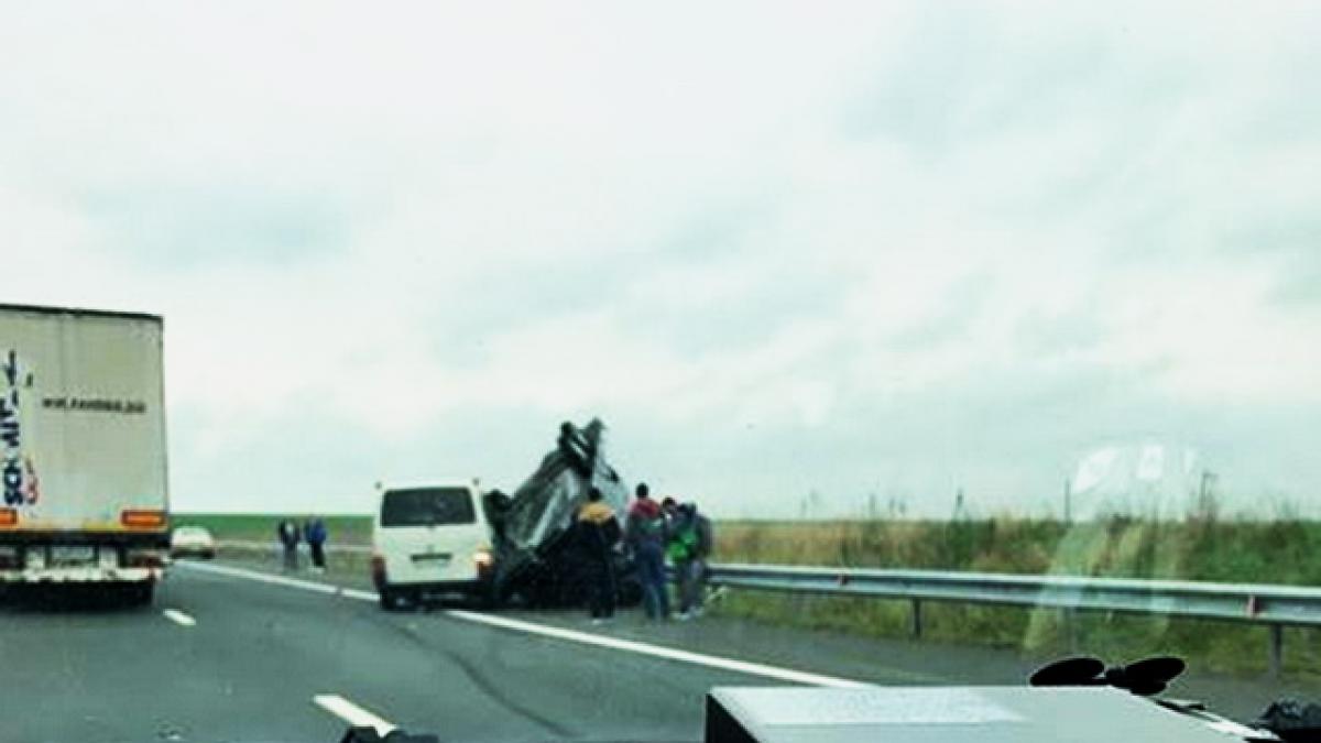 Pe autostrada Timișoara – Lugoj: un autovehicul care transporta o altă mașină s-a răsturnat