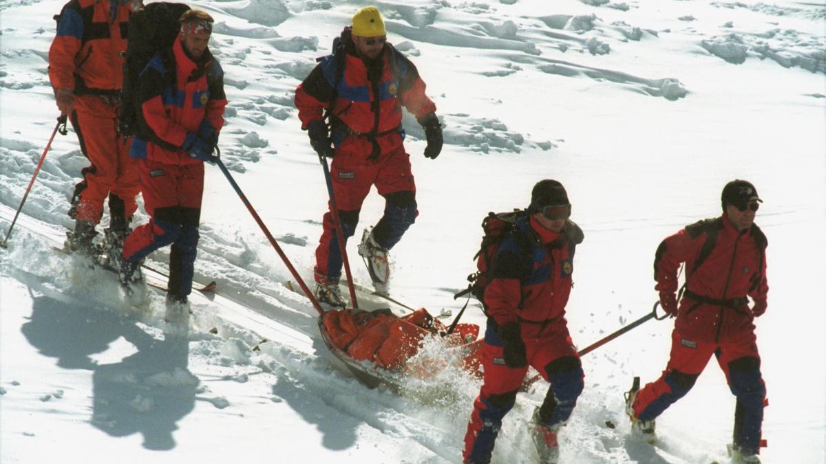 Trupurile celor doi copi morți în avalanșă vor fi coborâte în această dimineață