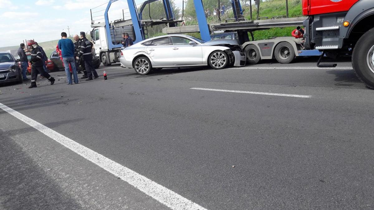 Carambol cu 8 autoturisme și un TIR, la ieșirea din Craiova, din cauza unui incendiu de vegetație