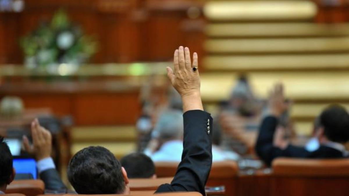 Camera Deputaţilor: Sporul de 50% pentru risc şi suprasolicitare neuropsihică la funcţionarii publici a fost eliminat