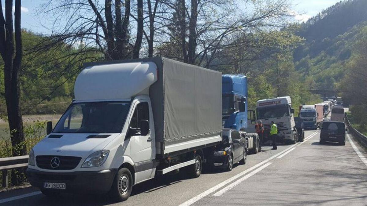 Vâlcea:Trafic îngreunat pe Valea Oltului, la Cornetu, după un accident în care au fost implicate trei TIR-uri şi un autoturism