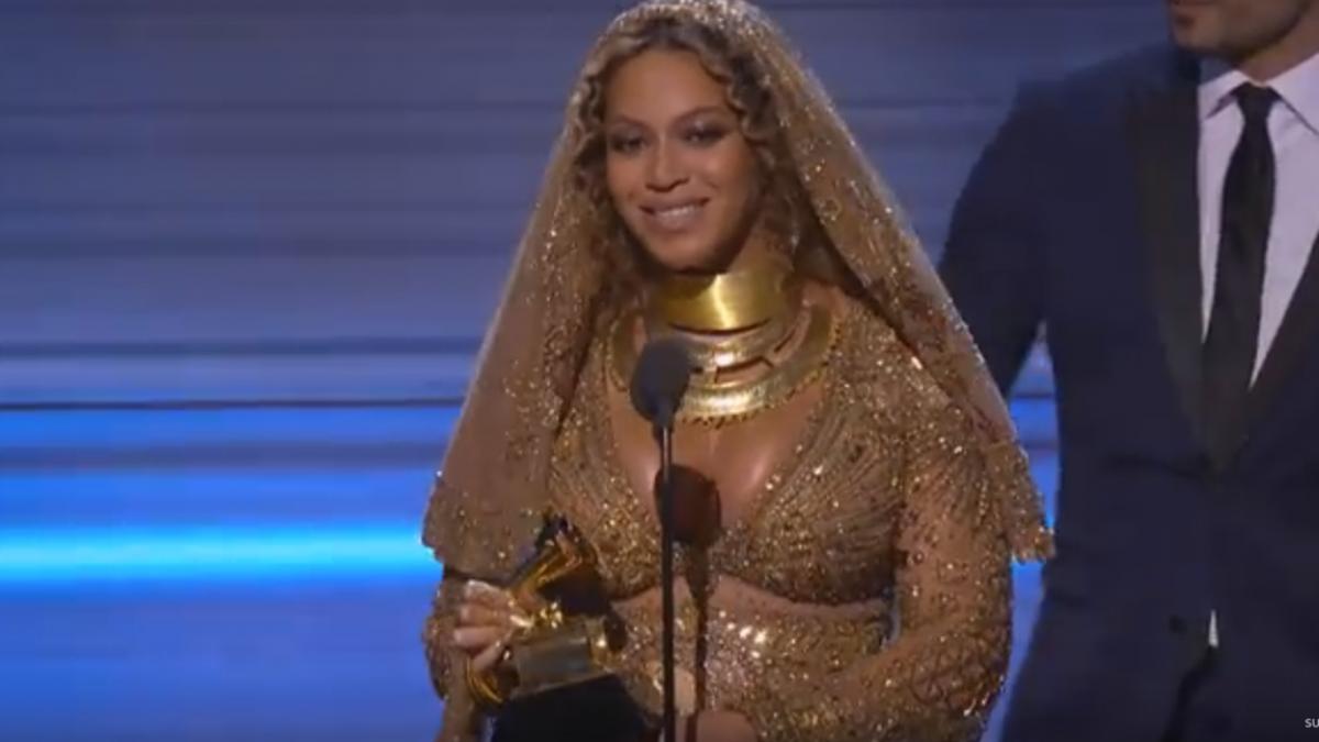 beyonce ofera patru burse femeilor care studiaza artele creative muzica literatura si studiile afro americane