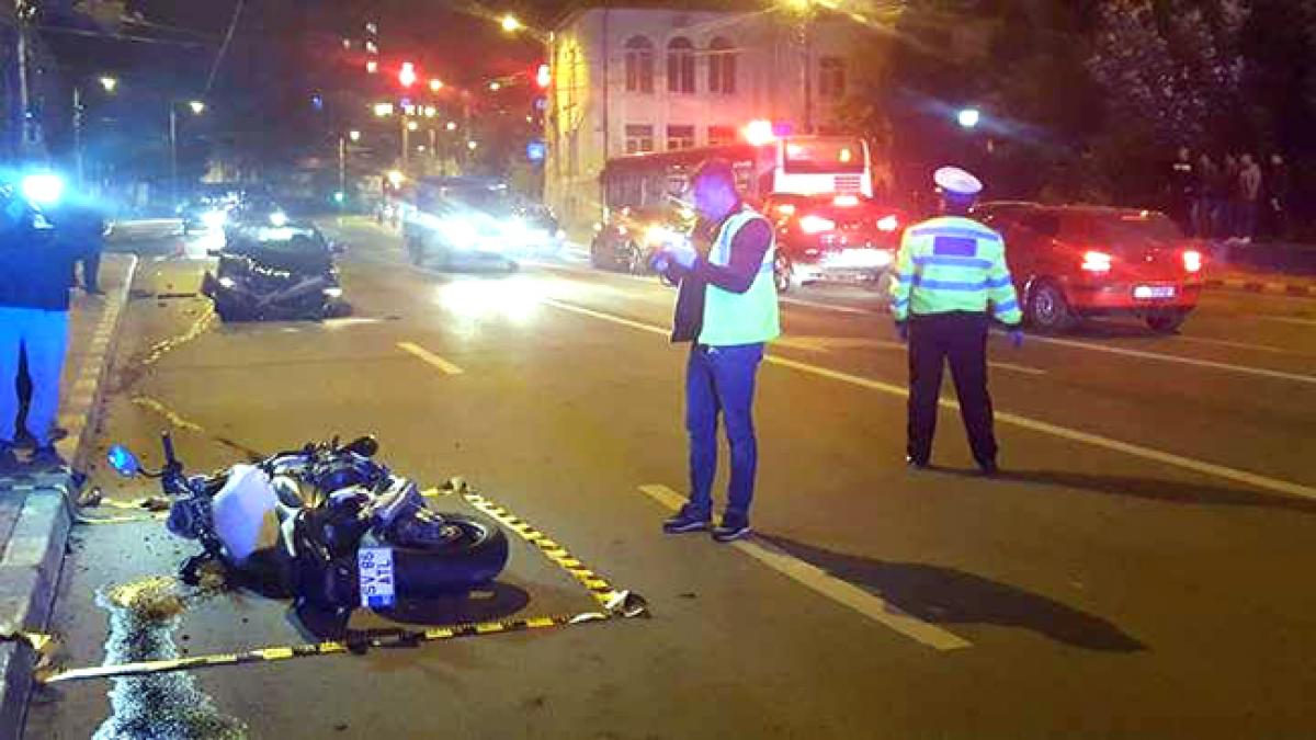 Motociclist, lovit în plin de un bolid de lux într-o intersecție din Suceava