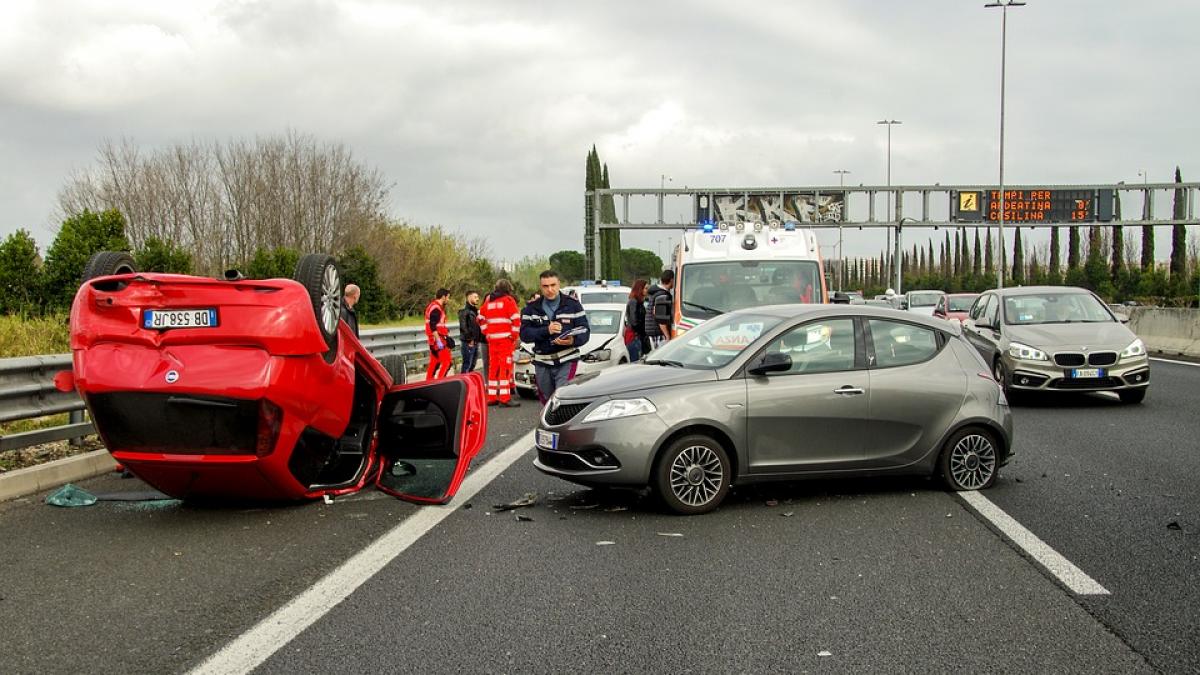 Accident grav pe autostrada A1. Persoanele au fost lovite în plin pe banda de urgenţă