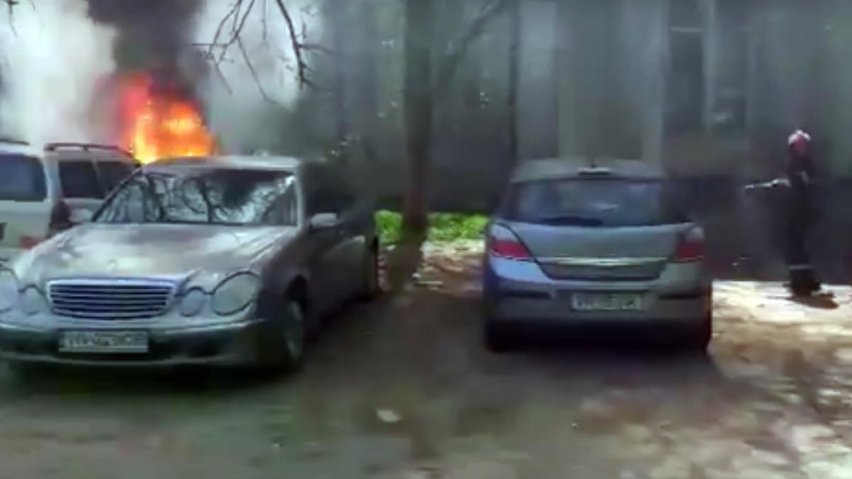 VIDEO - O mașină a ars violent în curtea Spitalului Județean Focșani