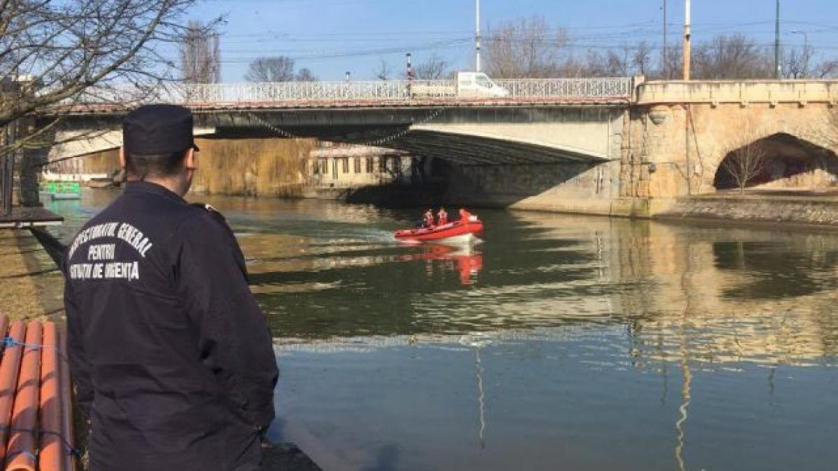 Alertă pe Bega, un bărbat este căutat în apele râului din Timișoara