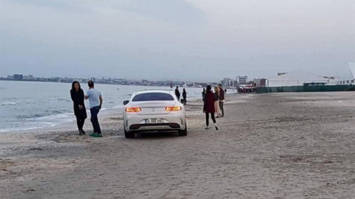 Obiceiurile proaste mor greu în România. Un individ și-a parcat mașina pe plajă la Mamaia