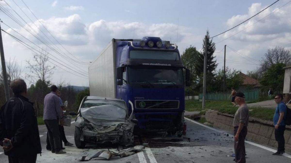 Vâlcea: Accident rutier mortal în localitatea Budeşti; un automobil s-a lovit frontal de un TIR