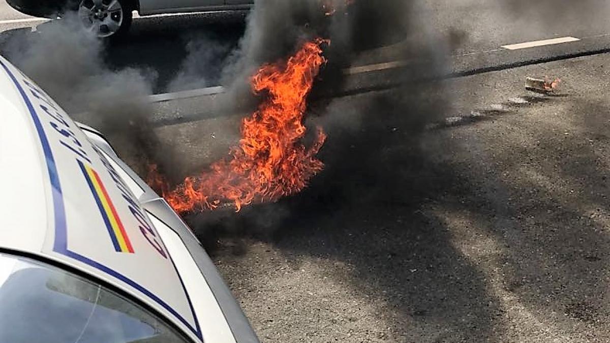 VIDEO - Mașină a poliției, atacată cu cocktail Molotov în Suceava