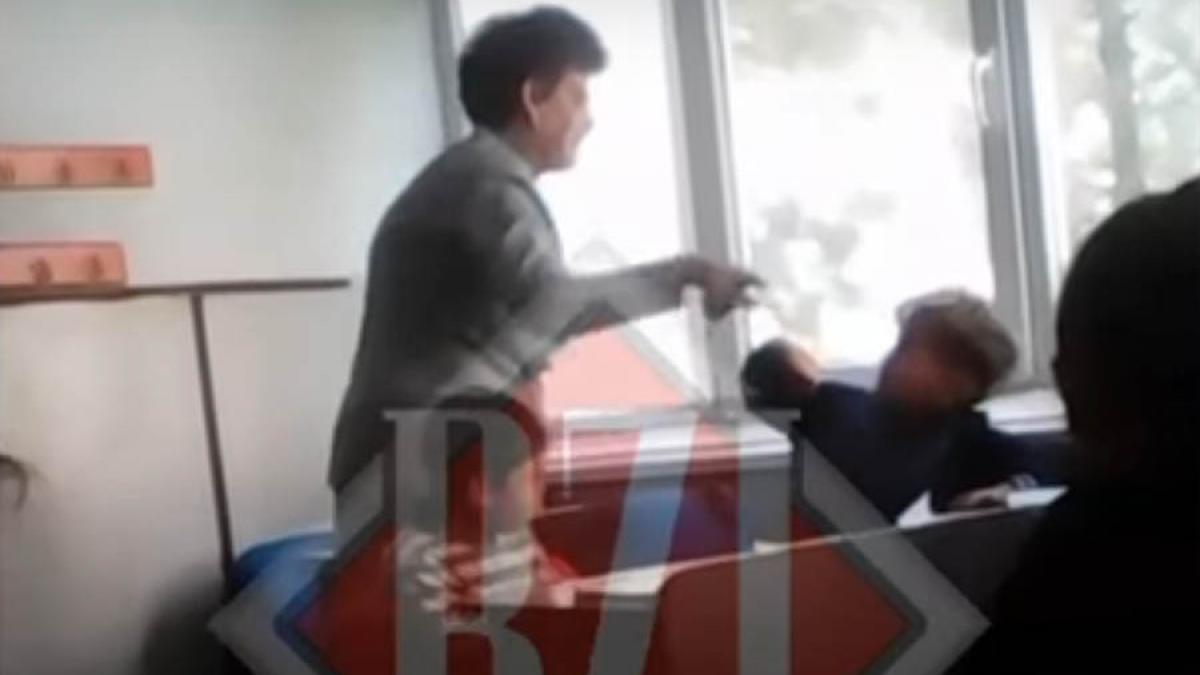 video o invatatoare din iasi isi snopeste in bataie elevii