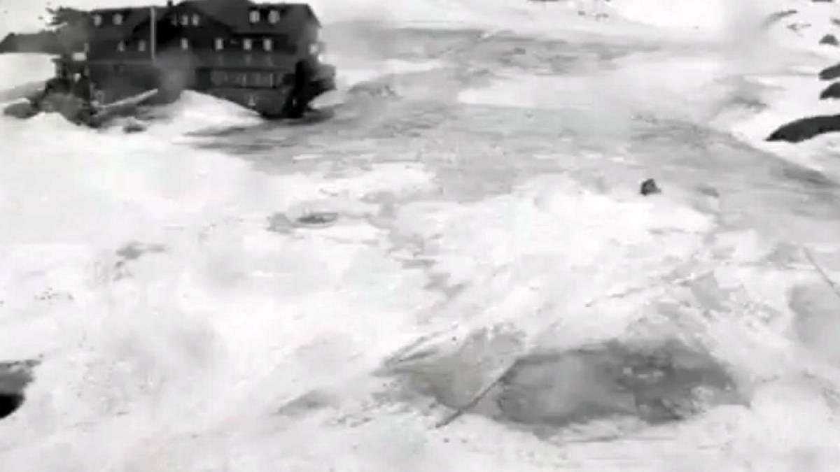 Stratul de zăpadă măsoară 68 de cm la Bâlea Lac şi 34 de cm la Vârfu Omu