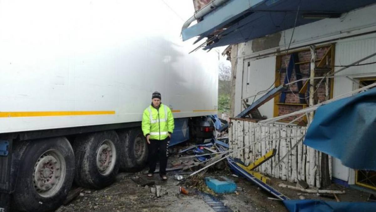 Un TIR a intrat în terasa unui magazin din Dâmbovița