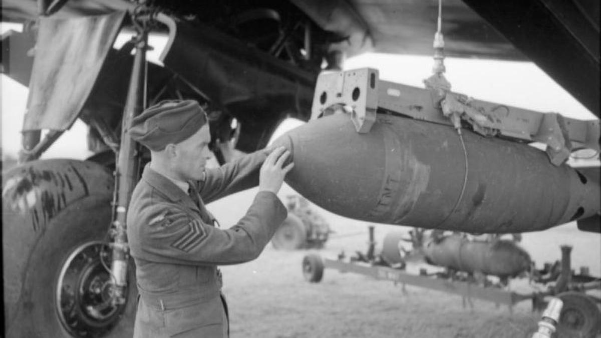 Galaţi: Bombă de aviaţie de 250 kilograme, detonată de pirotehnişti chiar în locul unde a fost descoperită