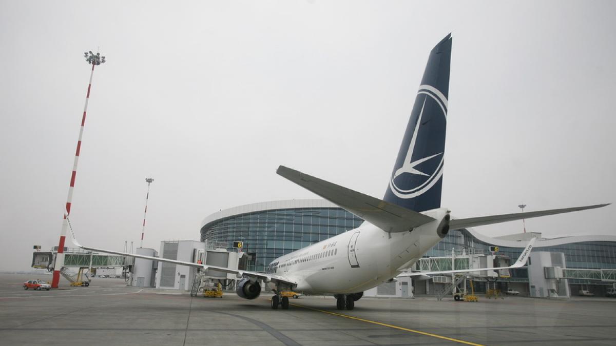 Scandal într-o cursă Tarom.  Doi pasageri au fost dați jos din avion