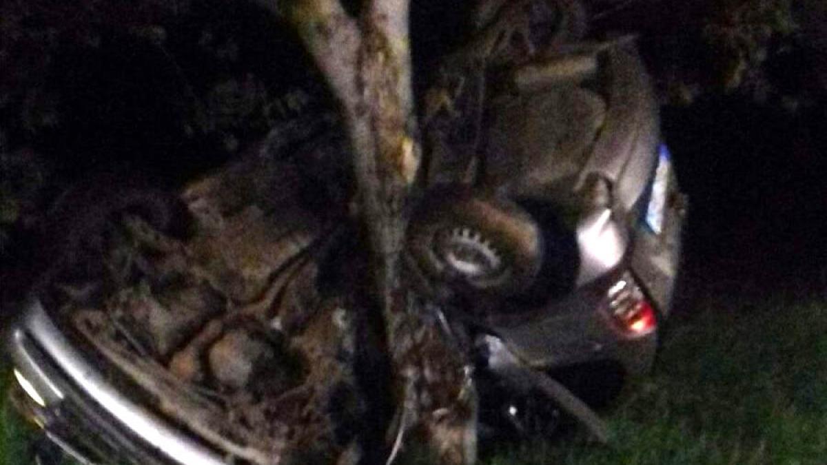 Accident violent pe o șosea din Botoșani. Mașina s-a încolăcit în jurul unui copac