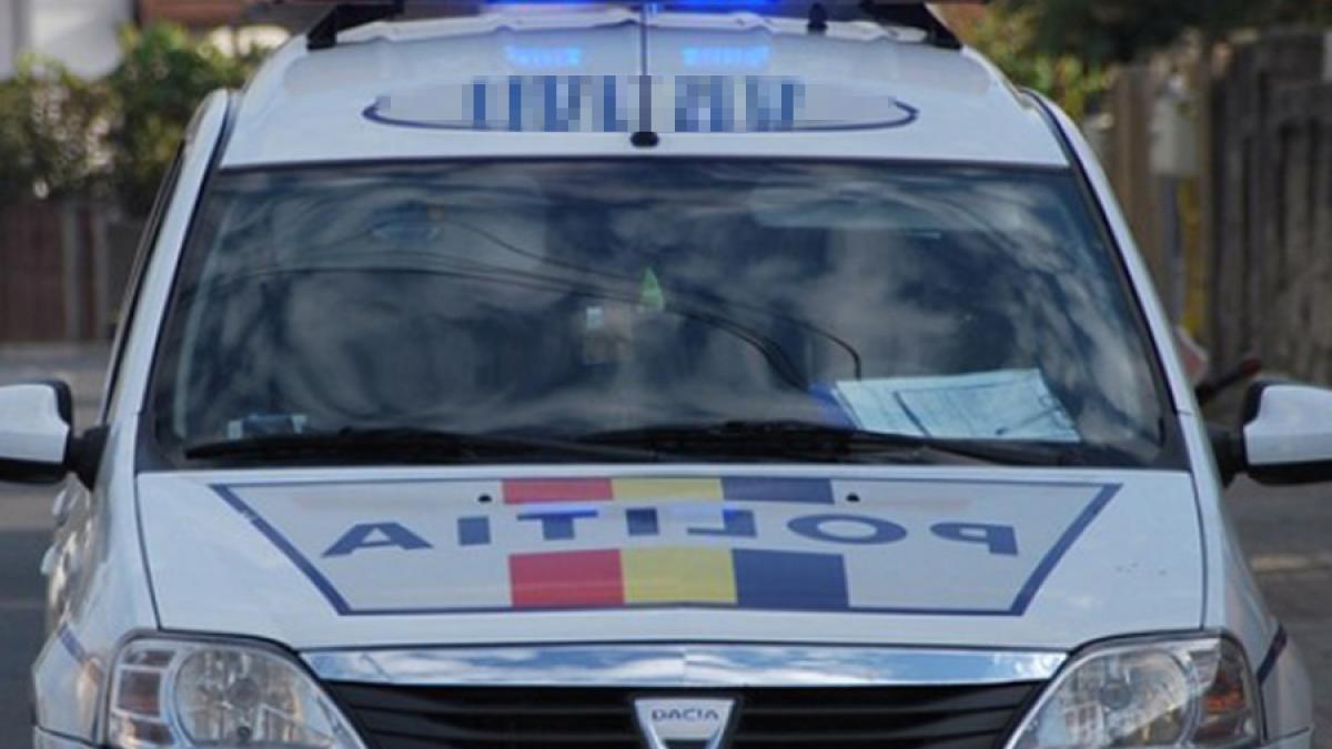 Alba: Maşină de poliţie parcată neregulamentar, cu roţile blocate de către Poliţia Locală