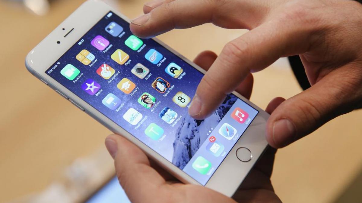 Appple este prima companie americană cu o valoare de piaţă de peste 800 de miliarde de dolari