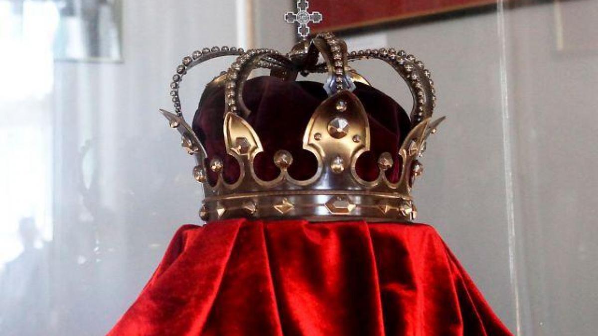 Ziua Regalităţii. Ceremonie militară şi depuneri de flori la statuia Regelui Carol I din Piaţa Palatului Regal