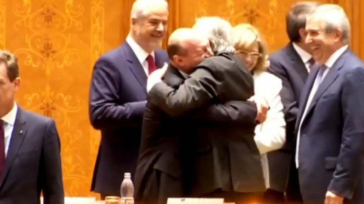 Juncker l-a sărutat pe frunte pe Băsescu, în Parlamentul României