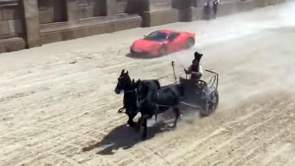 video un car roman tras de cai s a tinut aproape de un ferrari intr o cursa neobisnuita din italia