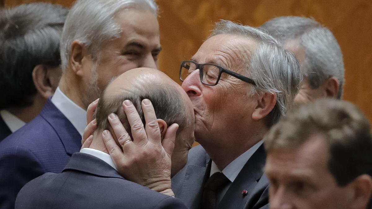 Juncker la București: sărutul pe frunte şi statul de drept 