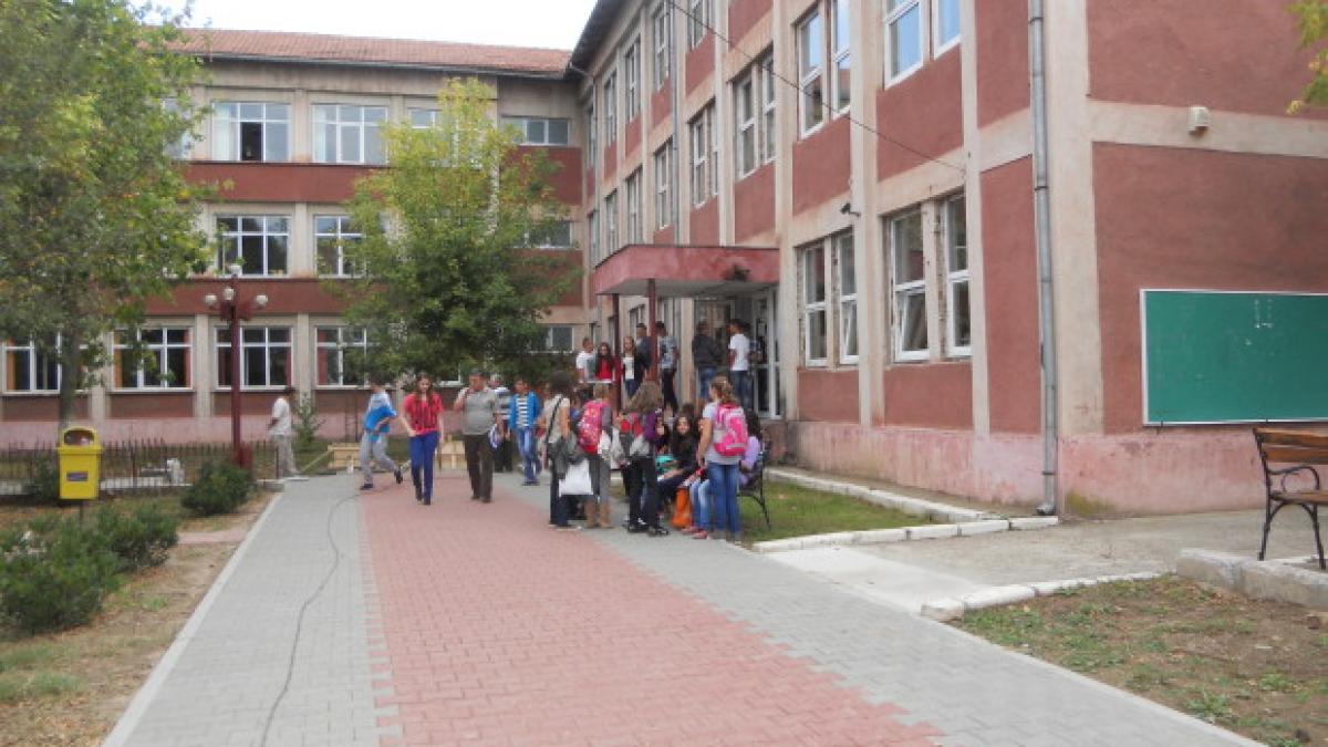 O bombă de mari dimensiuni, descoperită în curtea unei școli din Reșița